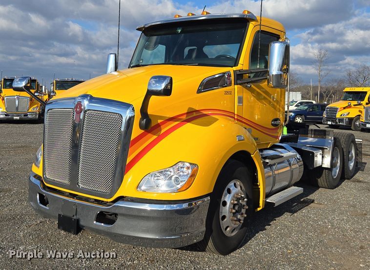 image for item EI4122 2022 Kenworth T680 semi truck