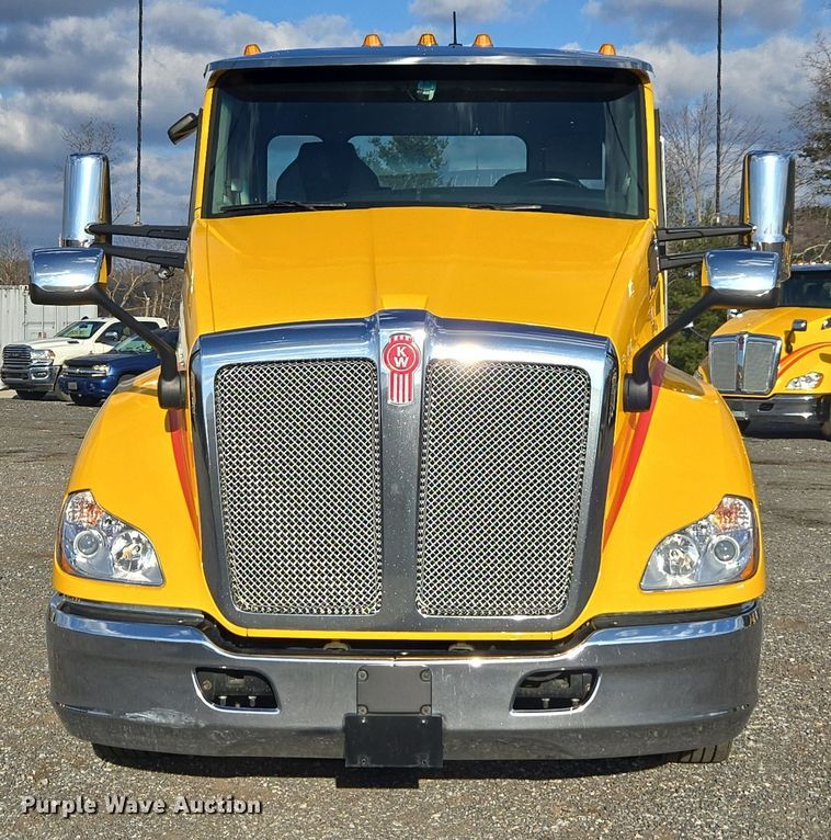 image for item EI4122 2022 Kenworth T680 semi truck