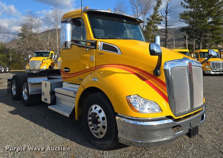 image for item EI4122 2022 Kenworth T680 semi truck