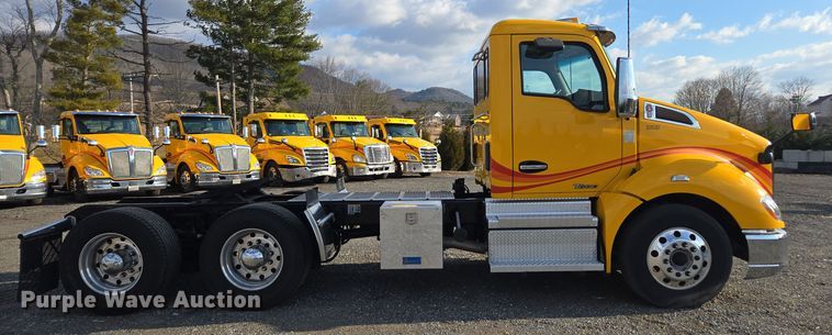 image for item EI4122 2022 Kenworth T680 semi truck