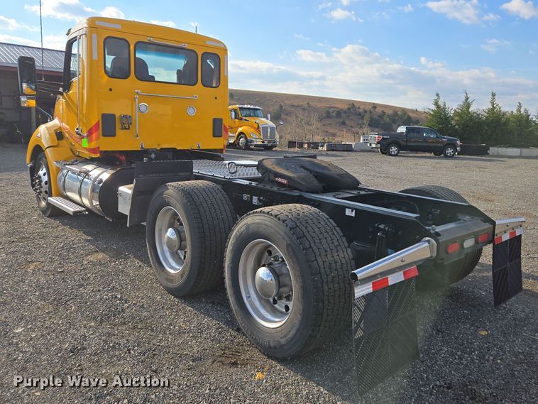 image for item EI4122 2022 Kenworth T680 semi truck