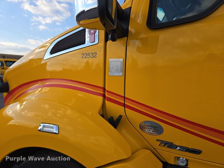 image for item EI4122 2022 Kenworth T680 semi truck