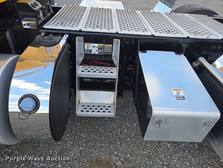 image for item EI4122 2022 Kenworth T680 semi truck