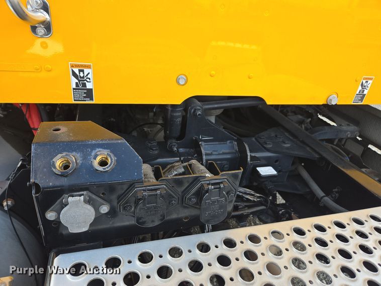 image for item EI4122 2022 Kenworth T680 semi truck