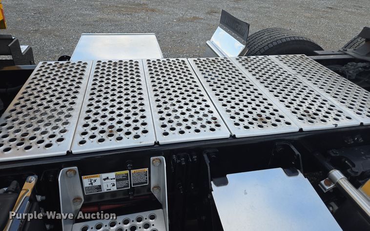 image for item EI4122 2022 Kenworth T680 semi truck