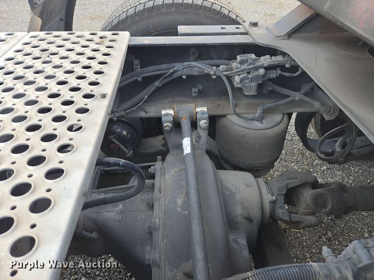 image for item EI4122 2022 Kenworth T680 semi truck