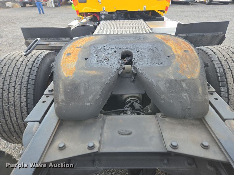 image for item EI4122 2022 Kenworth T680 semi truck