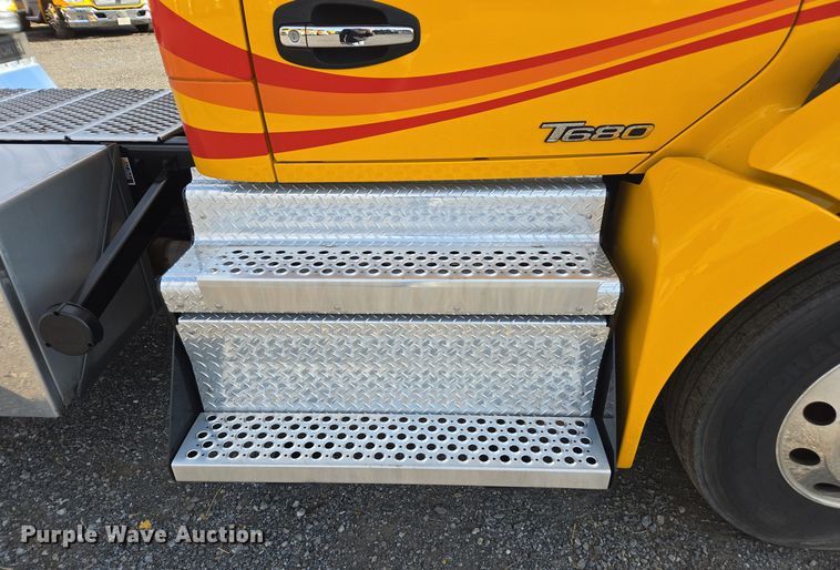 image for item EI4122 2022 Kenworth T680 semi truck