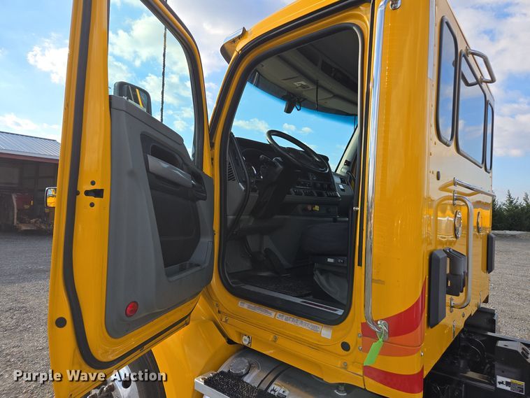 image for item EI4122 2022 Kenworth T680 semi truck