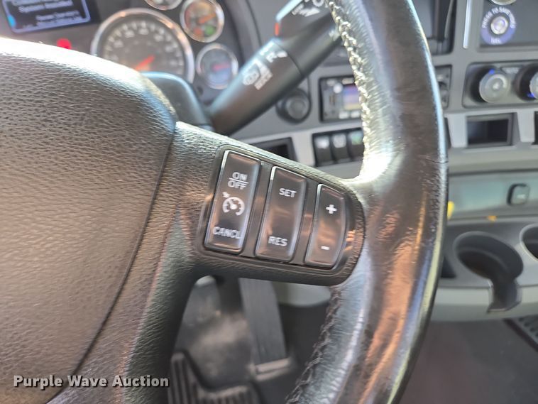 image for item EI4122 2022 Kenworth T680 semi truck