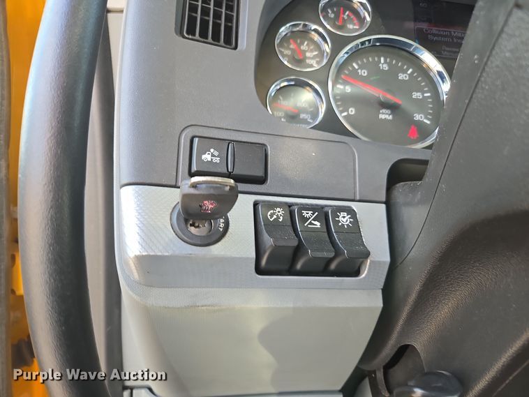 image for item EI4122 2022 Kenworth T680 semi truck