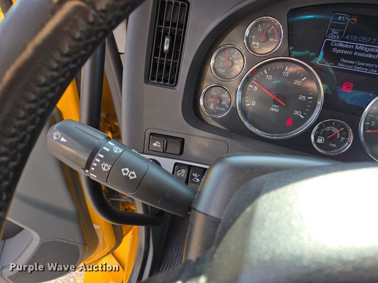 image for item EI4122 2022 Kenworth T680 semi truck