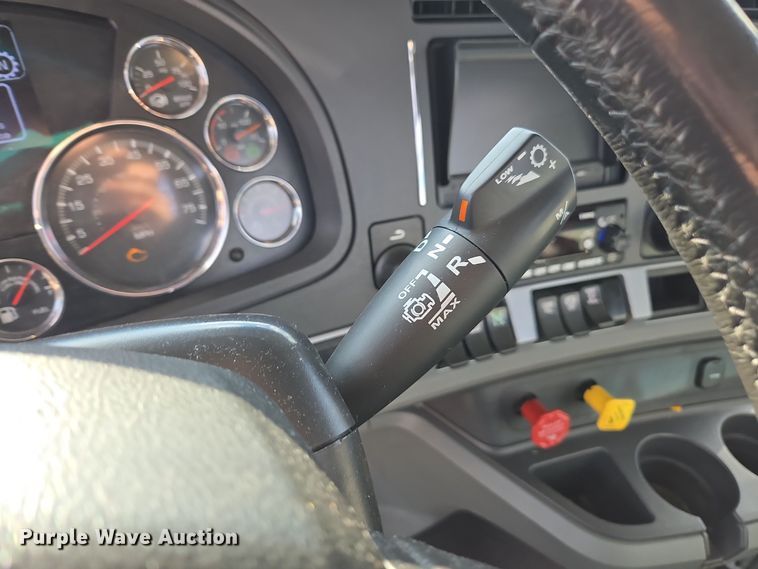 image for item EI4122 2022 Kenworth T680 semi truck