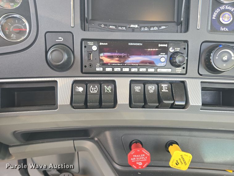 image for item EI4122 2022 Kenworth T680 semi truck