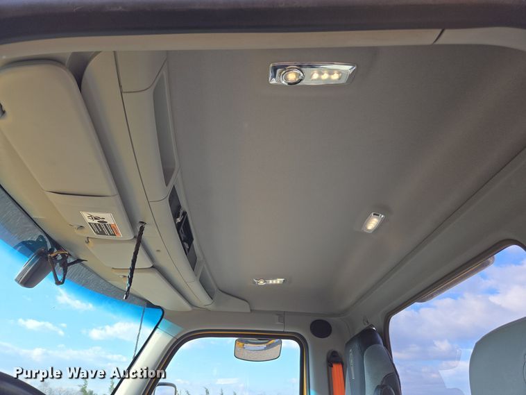 image for item EI4122 2022 Kenworth T680 semi truck