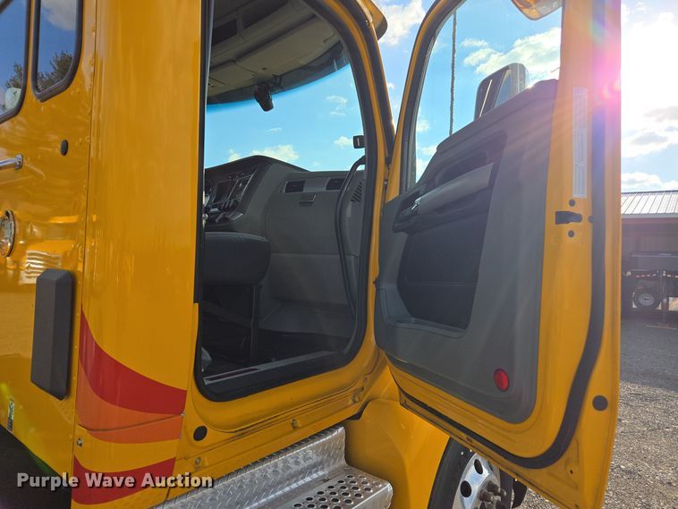 image for item EI4122 2022 Kenworth T680 semi truck