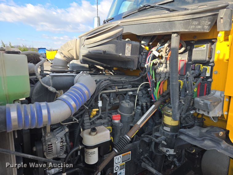 image for item EI4122 2022 Kenworth T680 semi truck