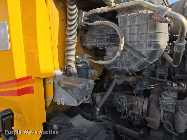 image for item EI4122 2022 Kenworth T680 semi truck