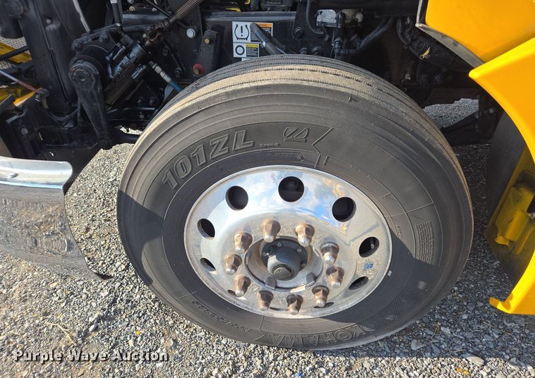 image for item EI4122 2022 Kenworth T680 semi truck