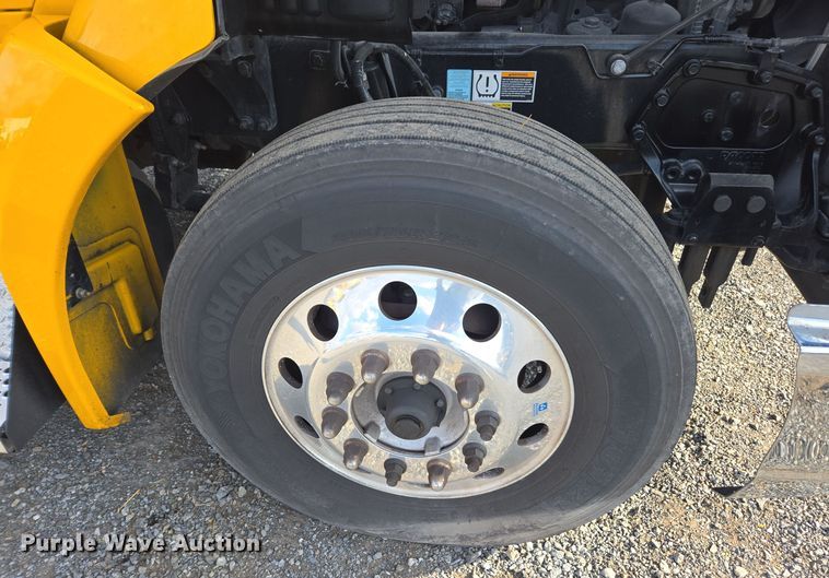 image for item EI4122 2022 Kenworth T680 semi truck