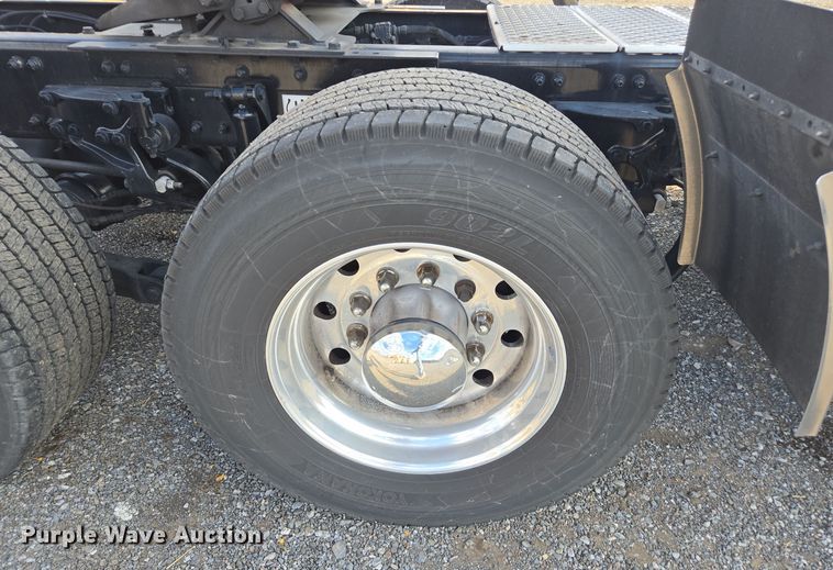 image for item EI4122 2022 Kenworth T680 semi truck