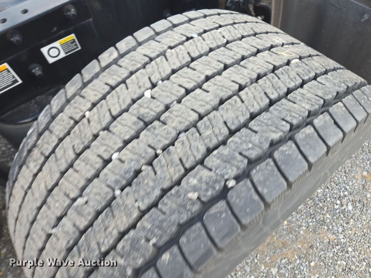 image for item EI4122 2022 Kenworth T680 semi truck