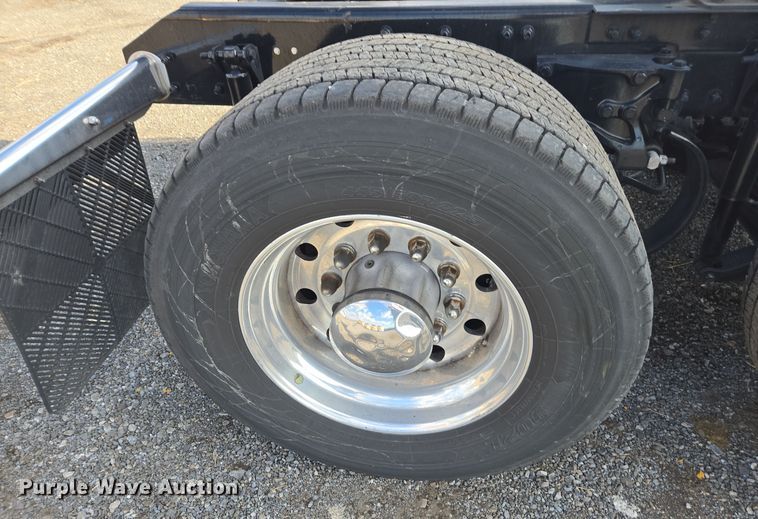 image for item EI4122 2022 Kenworth T680 semi truck