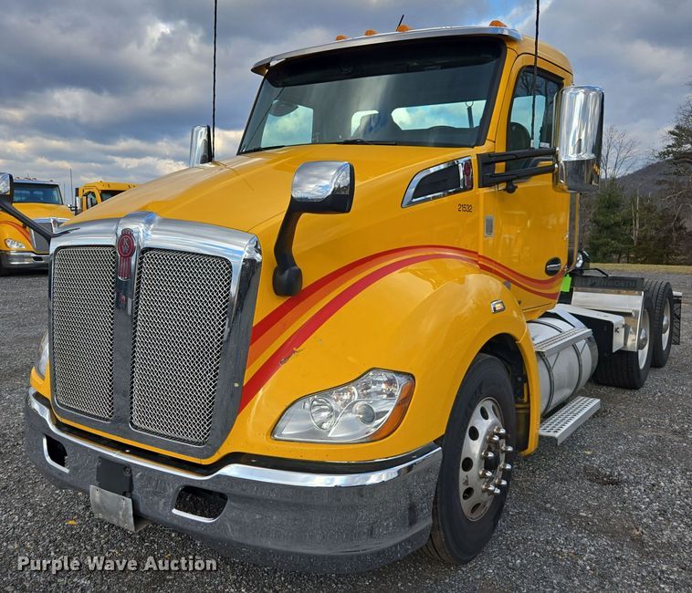 image for item EI4123 2021 Kenworth T680 semi truck