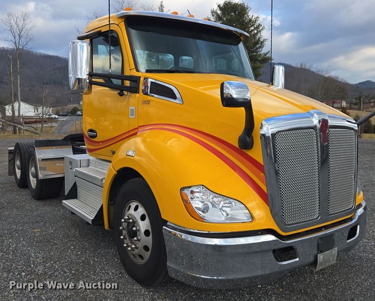 image for item EI4123 2021 Kenworth T680 semi truck