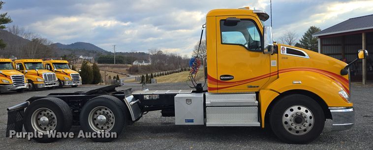 image for item EI4123 2021 Kenworth T680 semi truck
