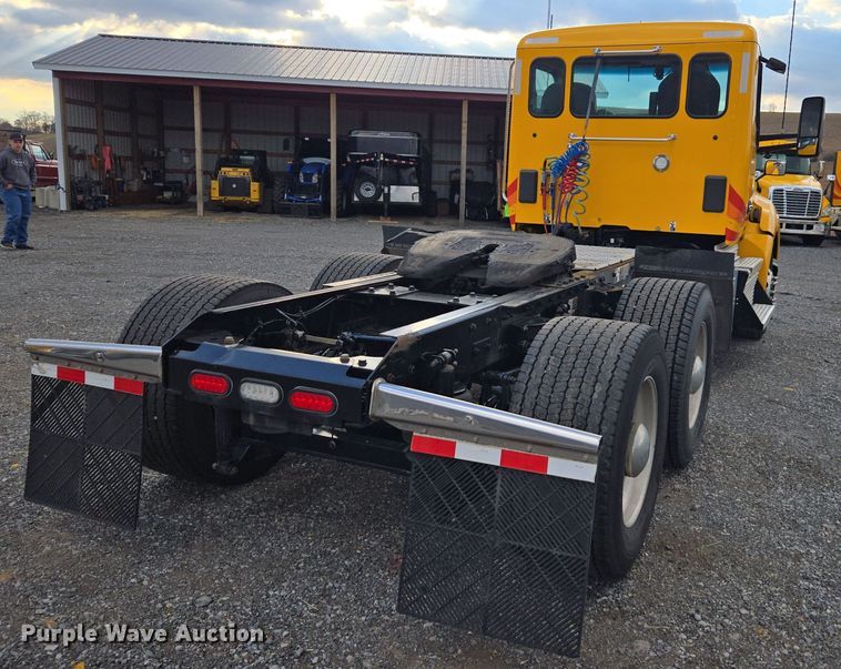 image for item EI4123 2021 Kenworth T680 semi truck