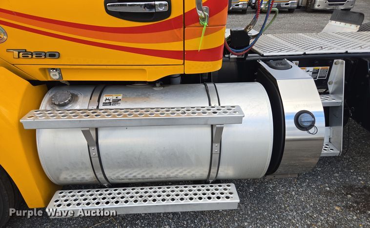 image for item EI4123 2021 Kenworth T680 semi truck