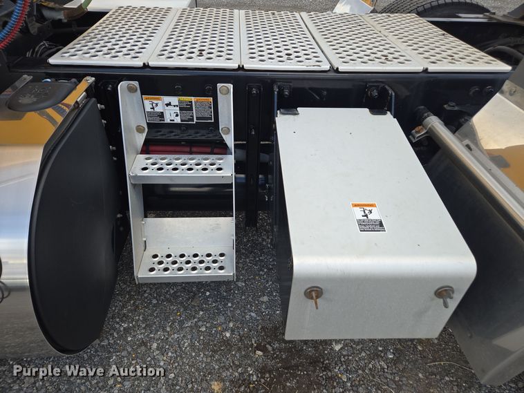 image for item EI4123 2021 Kenworth T680 semi truck