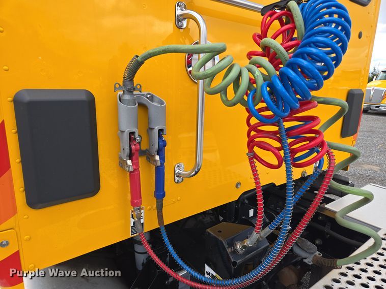 image for item EI4123 2021 Kenworth T680 semi truck