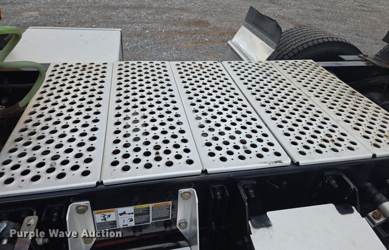 image for item EI4123 2021 Kenworth T680 semi truck