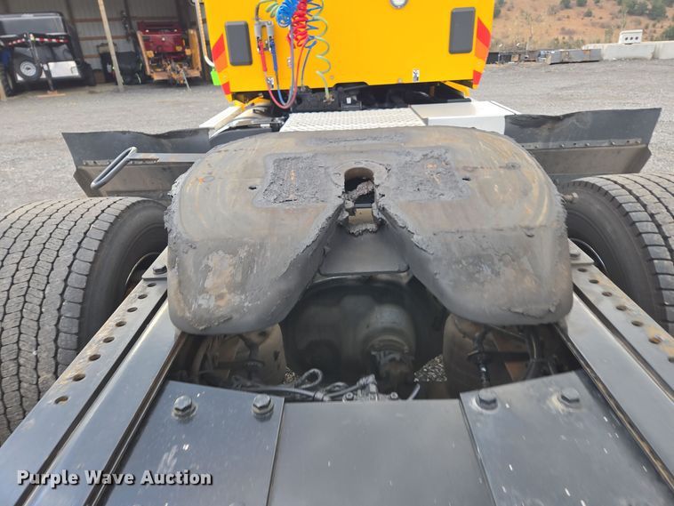 image for item EI4123 2021 Kenworth T680 semi truck