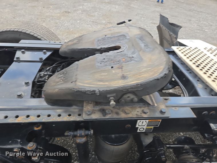 image for item EI4123 2021 Kenworth T680 semi truck