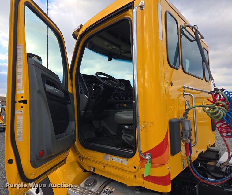 image for item EI4123 2021 Kenworth T680 semi truck