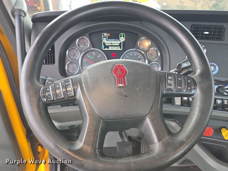 image for item EI4123 2021 Kenworth T680 semi truck