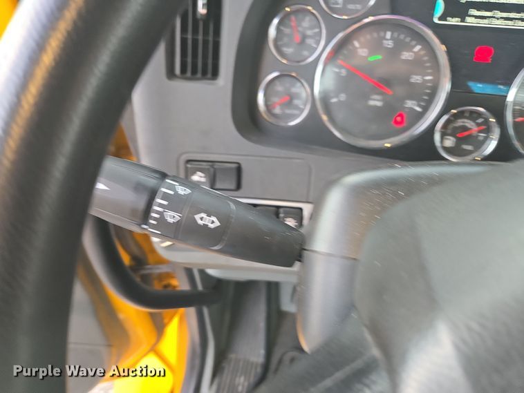 image for item EI4123 2021 Kenworth T680 semi truck