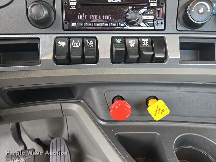 image for item EI4123 2021 Kenworth T680 semi truck