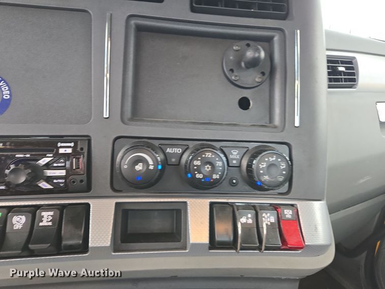 image for item EI4123 2021 Kenworth T680 semi truck