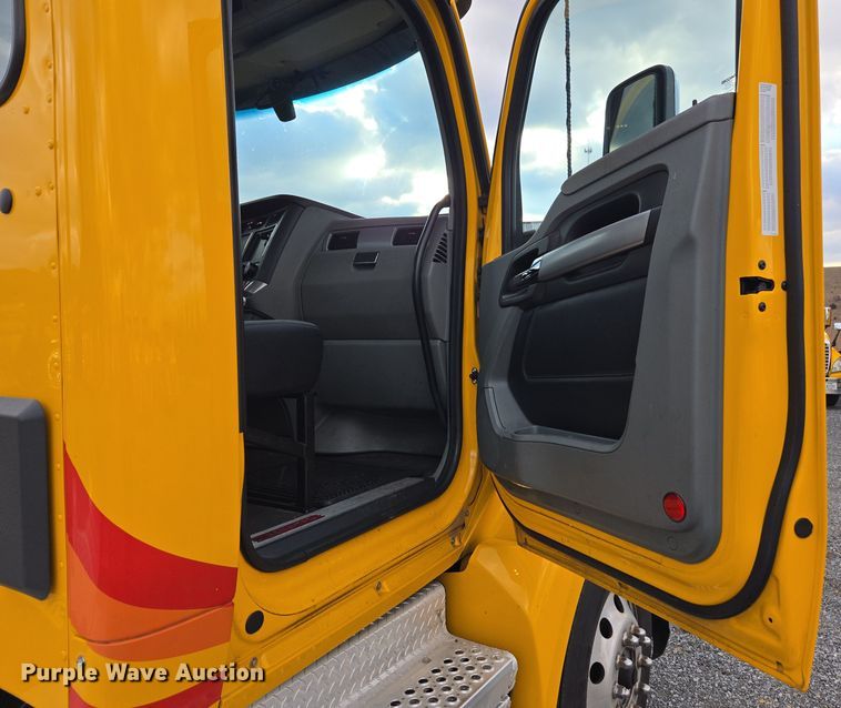 image for item EI4123 2021 Kenworth T680 semi truck