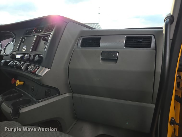 image for item EI4123 2021 Kenworth T680 semi truck