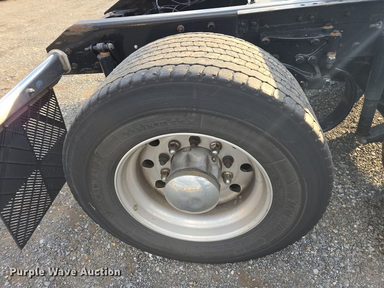 image for item EI4123 2021 Kenworth T680 semi truck