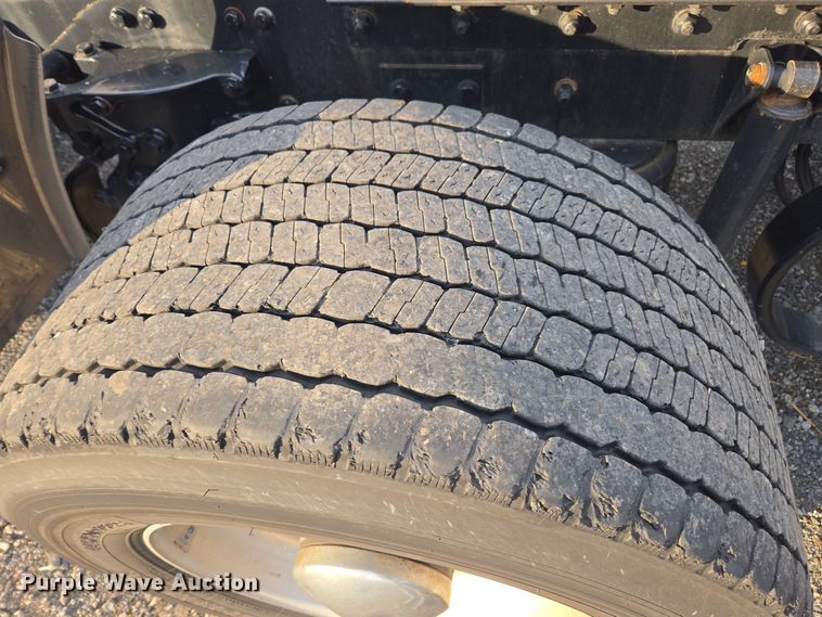 image for item EI4123 2021 Kenworth T680 semi truck