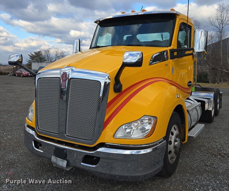 image for item EI4124 2020 Kenworth T680 semi truck