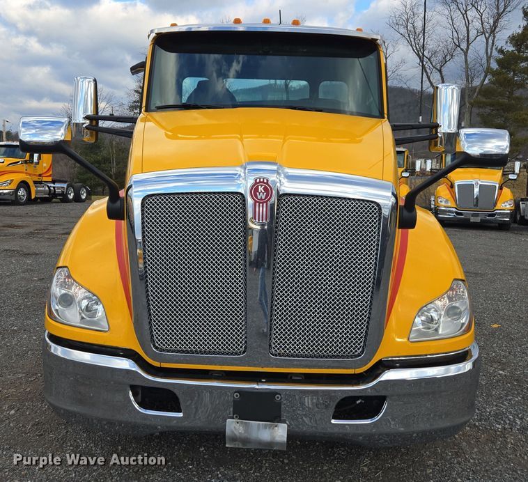 image for item EI4124 2020 Kenworth T680 semi truck