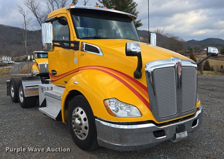 image for item EI4124 2020 Kenworth T680 semi truck