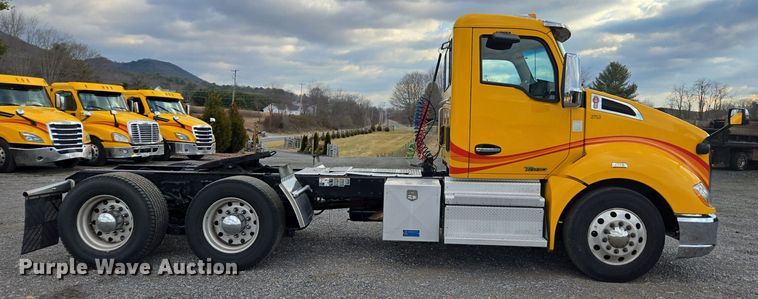 image for item EI4124 2020 Kenworth T680 semi truck